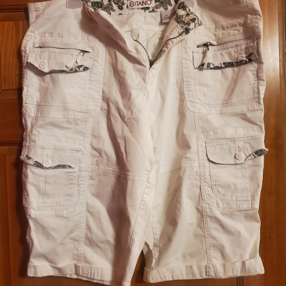new Gitano size 20 white capris, pockets details with zippers, buttons